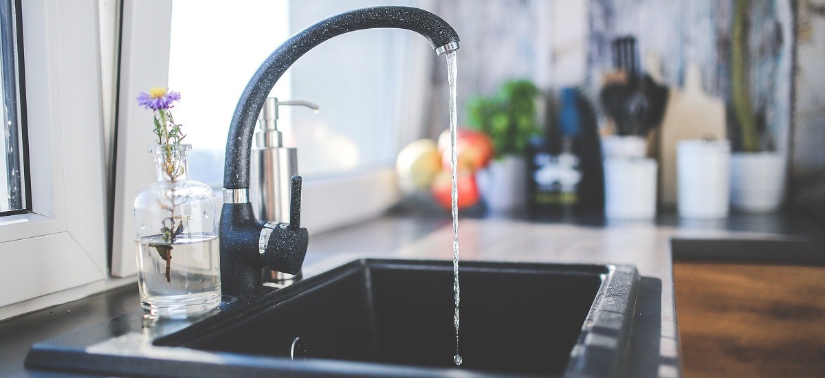 On the photo: a tap in a kitchen (illustration)