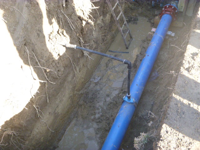 A képen az új vízvezeték és egy létra látható.
