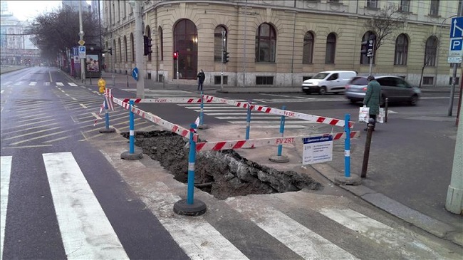 A képen a vízvezeték javítása miatt kiásott és elkerített gödör látható.