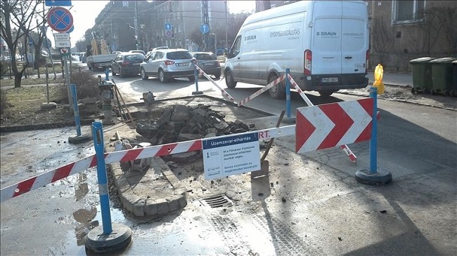 A képen a csővezeték cseréje miatt elkerített útszakasz látható.