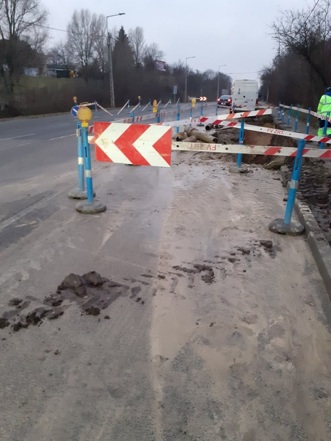 A képen a budaörsi út egy forgalomtól elzárt szakasza látható.