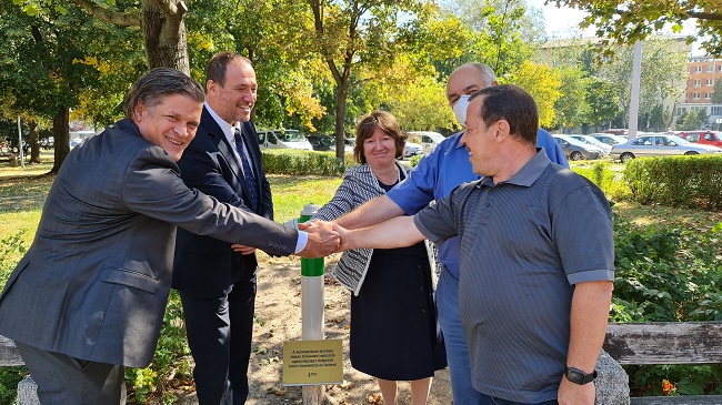 Az átadásban közreműködők láthatók a képen a különleges festésű tűzcsap körül.