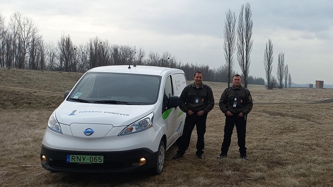 Az FV. Zrt. két életmentő munkatársa látható a képen a vízbázisvédelem alá eső területünkön.