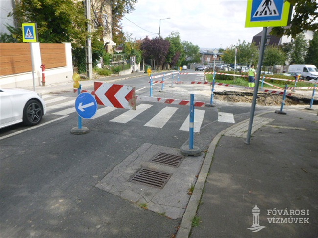 III. kerület, Virág Benedek utca - csőtörés helyszíne nappal, kordonnal elkerítve