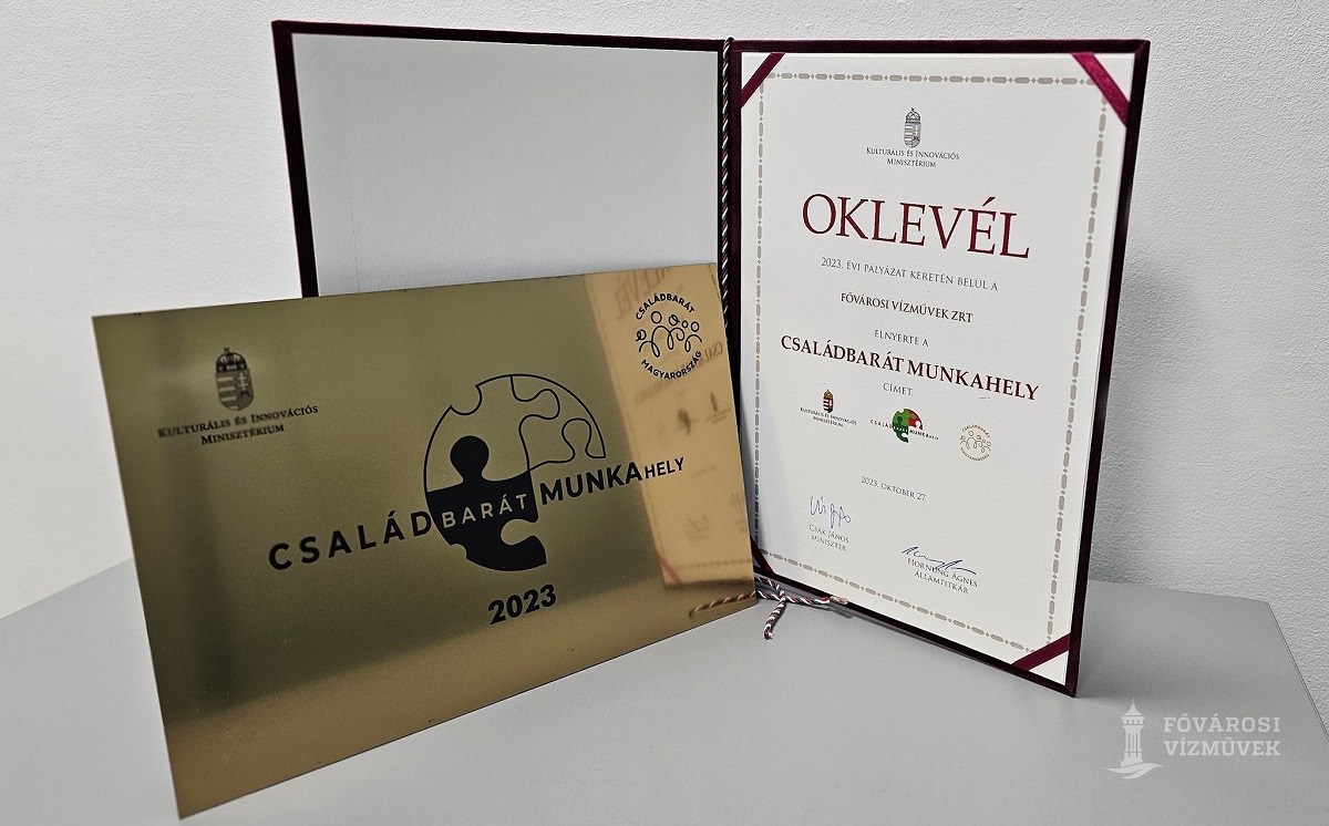 A képen a Családbarát díj plakettja és oklevele látható.