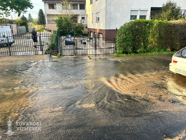 A kép a Veres Péter úti csőtörés helyszínén készült.