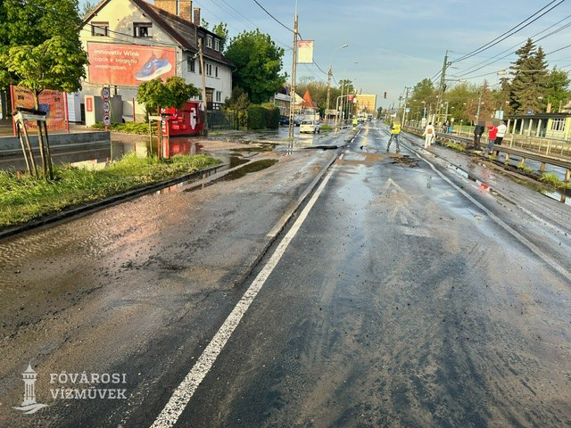 A kép a Veres Péter úti csőtörés helyszínén készült.