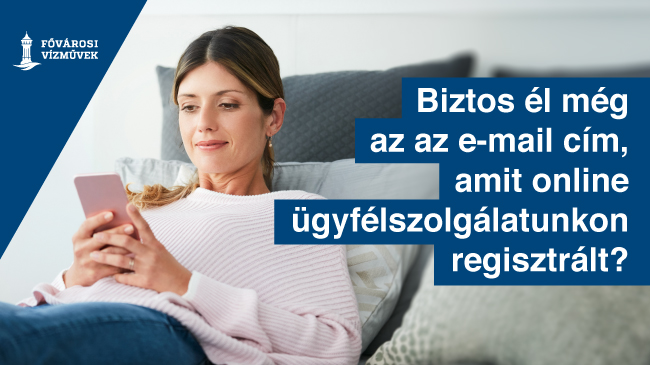 A kép illusztráció, melyen egy hölgy kanapén ülve a mobiltelefonját nézi. Felirat: Biztos él még az az e-mail cím, amit online ügyfélszolgálatunkon regisztrált?