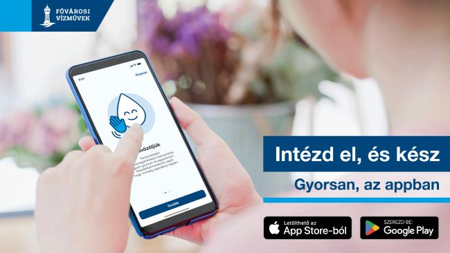 A képen egy mobiltelefont tartó ember keze, a képernyőn az applikáció nyitóképe látható. Felirat: Intézd el, és kész. Gyorsan, az appban.