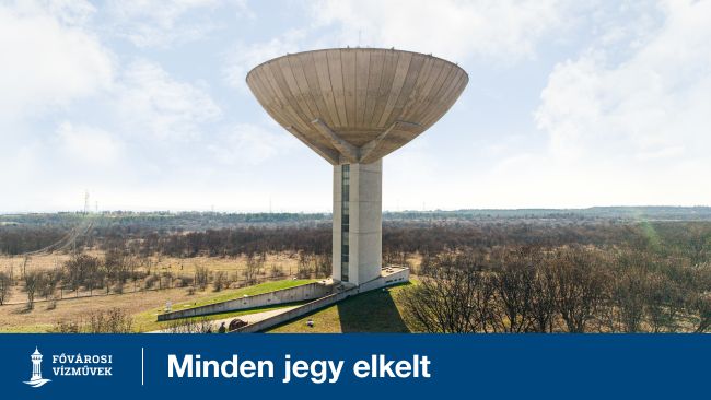 A képen a Budafoki víztorony látható. Felirat: Minden jegy elkelt