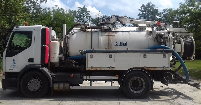 A képen a Fővárosi Vízművek Szennyvízágazat üzemeltetési osztályának csatornatisztító gépe látható.