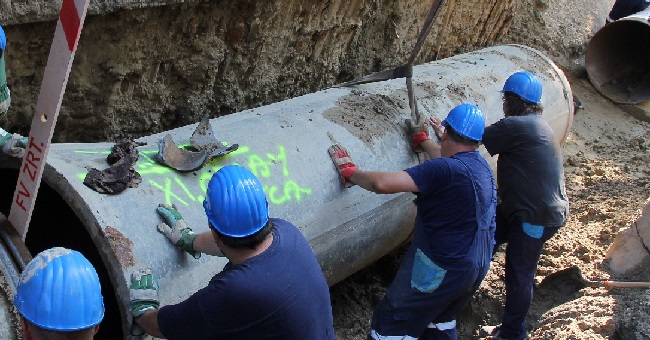 A FV Zrt. munkatársai csőhálózati munkavégzés közben.