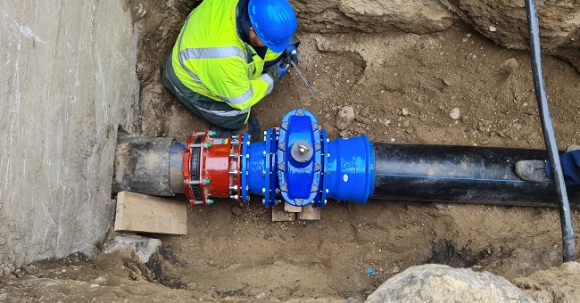 A FV Zrt. munkatársa csőhálózati munkavégzés közben.