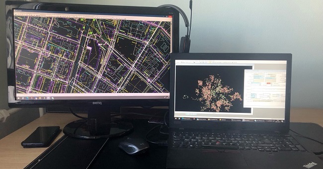 A kép illusztráció, melyen a közműveink jellemzőit rögzítő alkalmazások képe látható monitoron és laptopon.