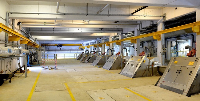 A képen a Fővárosi Vízművek szennyvíztelepének egyik belső tere látható, speciális berendezésekkel.