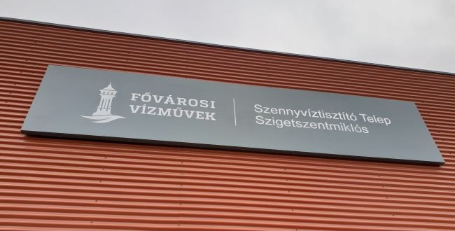 A képen a Szigetszentmiklósi Szennyvíztisztító Telep épületének egyik külső falfelülete látható.