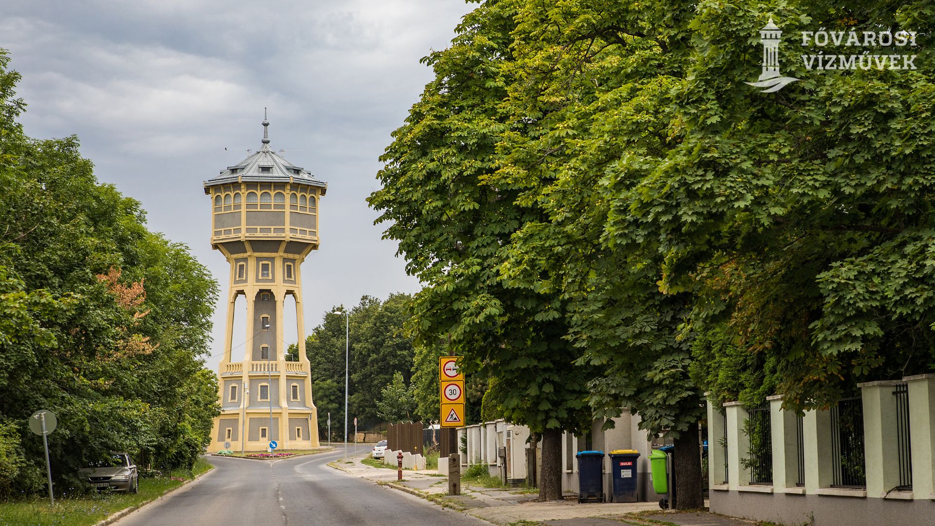 A képen az Eötvös úti víztorony látható mai, felújított formájában.