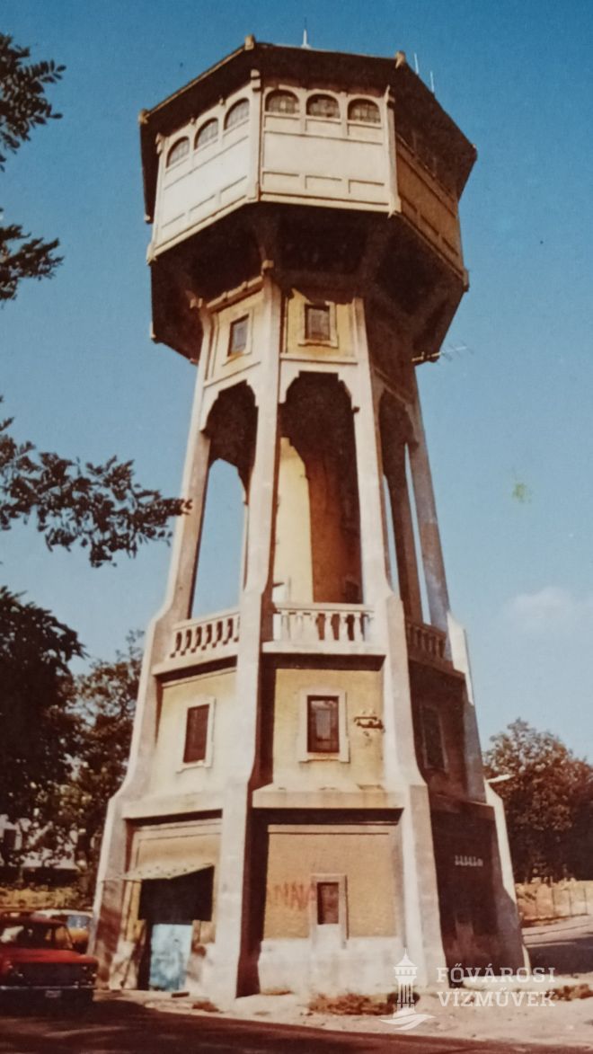A képen az Eötvös úti víztorony látható az 1980-as évek tájékán.
