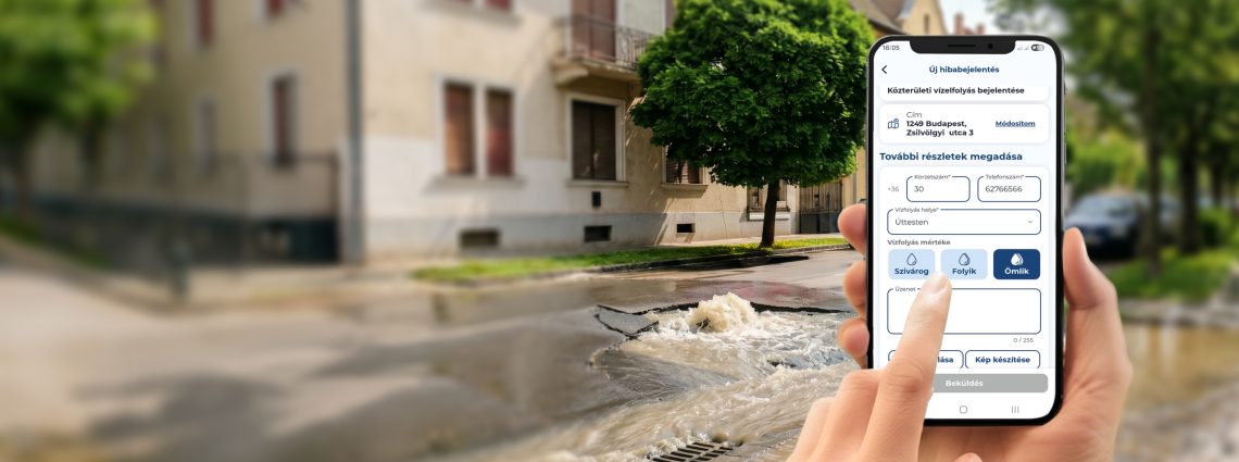 A képen egy mobiltelefont tartó ember keze, a képernyőn az applikáció nyitóképe látható.