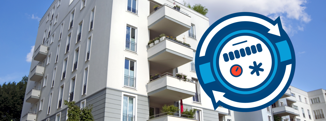 A képen egy társasház látható a háttérben, az előtérben pedig egy stilizált mérő.