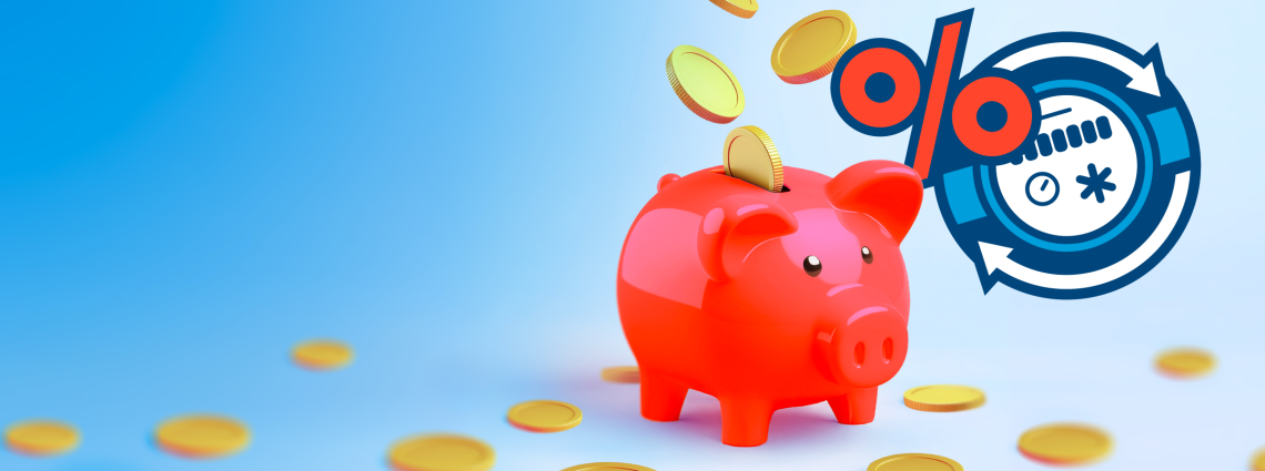 Az illusztráción egy lakás-mellékvízmérő rajza szerepel egy % jellel és egy piros malacpersely, amibe pénz érmék potyognak fentről