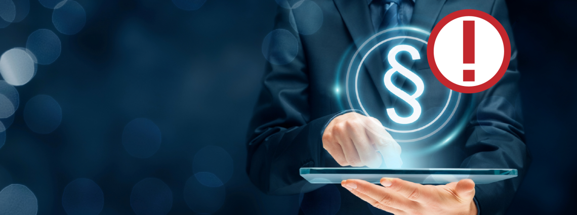 Az illusztráción egy öltönyös férfi tart egy laptopot, továbbá egy paragrafus jel és egy felkiáltó jel is szerepel a képen