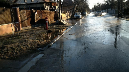 A képen a III. kerületi mátyás király utca egy szakasza látható, melyen hömpölyög a víz
