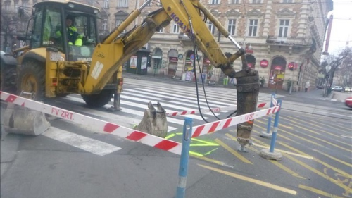 A képen egy munkagép éppen a betont töri fel a Teréz körút és a Podmaniczky utca kereszteződésénél.
