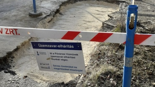 A képen az üzemzavar elhárítás táblával elkerített munkaterület látható. 
