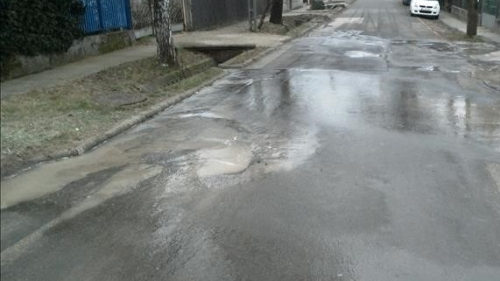 A képen a csőtörés miatt vízben álló útszakasz látható.