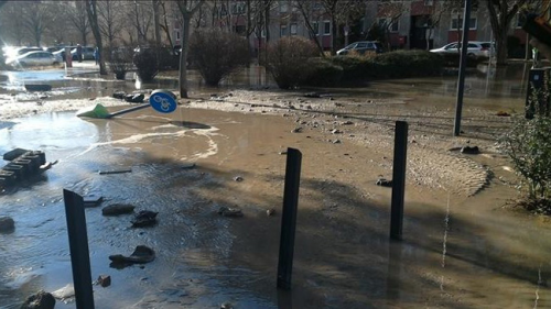 A képen egy csőtörés miatt vízzel elöntött terület képe látható.