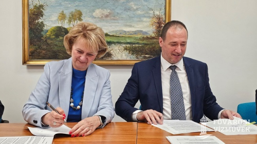 The moments of signing the framework agreement. A picture of Ildikó Borosné Szűts, the CEO of Budapest Spas cPlc and Géza Csörnyei, the CEO of Budapest Waterworks.