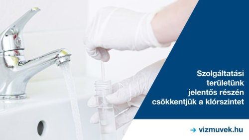 Az illusztráción egy csapvízből történő vízmintavétel látható. Felirat: szolgáltatási területünk jelentős részén csökkentjük a klórszintet.