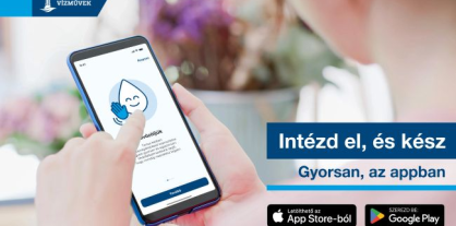 A képen egy mobiltelefont tartó ember keze, a képernyőn az applikáció nyitóképe látható. Felirat: Intézd el, és kész. Gyorsan, az appban.
