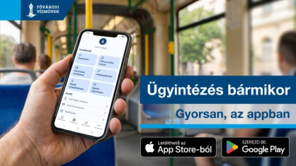 A képen egy mobiltelefont tartó ember keze látható, aki az applikációban éppen ügyintéz, miközben buszon utazik. 