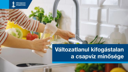 A kép illusztráció, melyen valaki kulacsba vizet tölt a csapból. Felirat: Változatlanul kifogástalan a csapvíz minősége